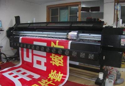 技術(shù)與色彩的交織 從平版到數(shù)字時(shí)代，數(shù)碼噴繪的發(fā)展與革新
